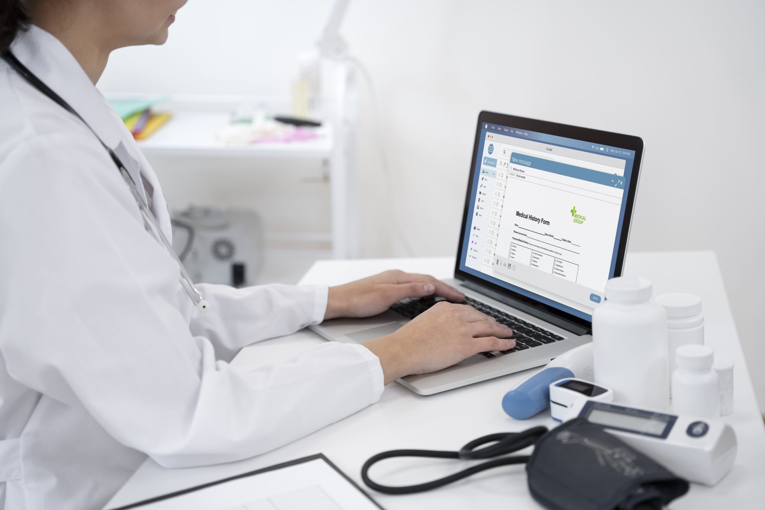 médica utilizando um software para clínicas médicas