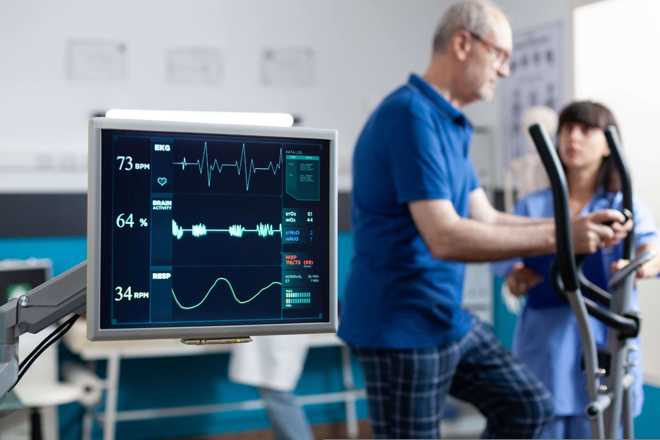 paciente monitorando a frequência cardíaca em consultório médico