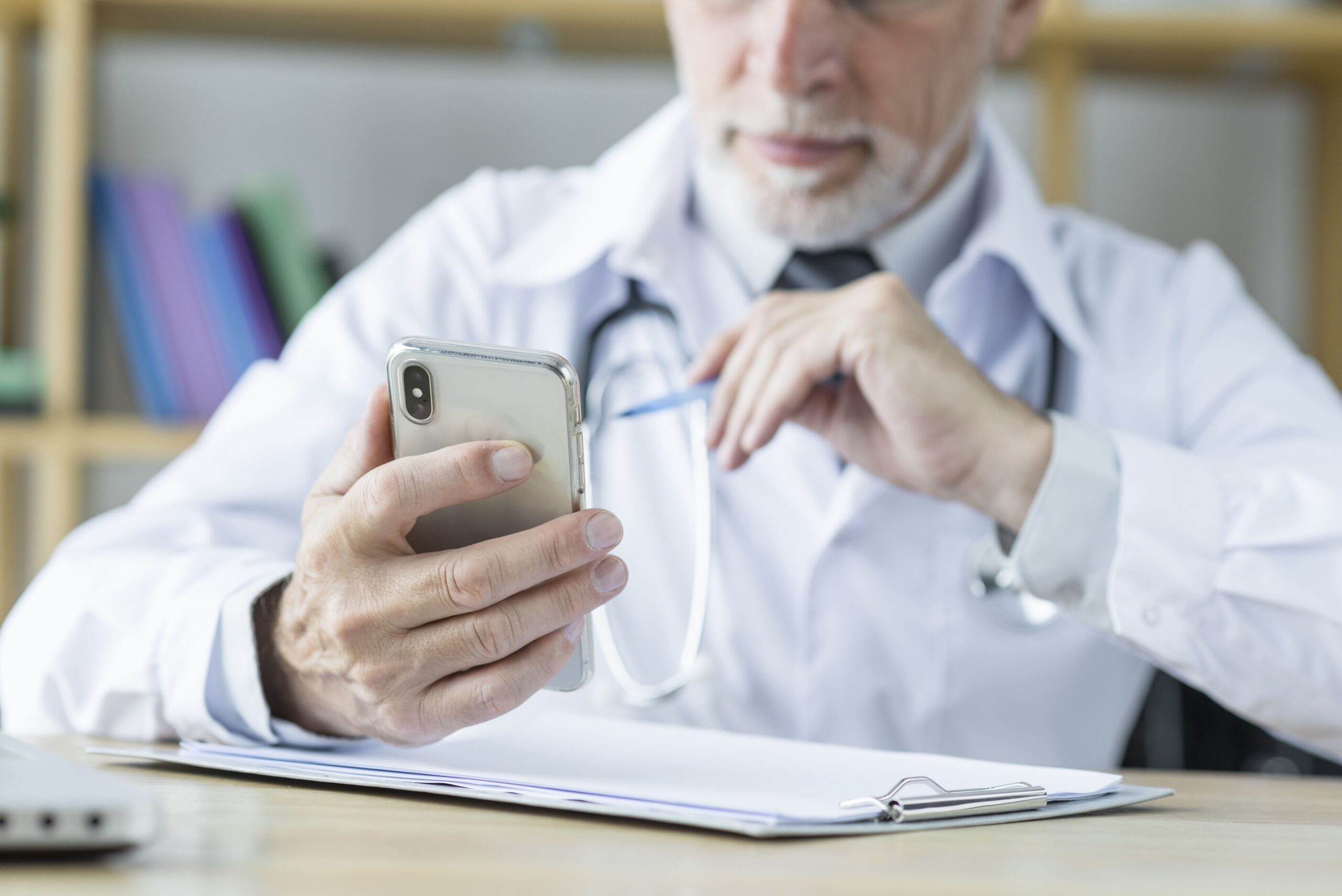 médico usando aplicativos para médicos no celular