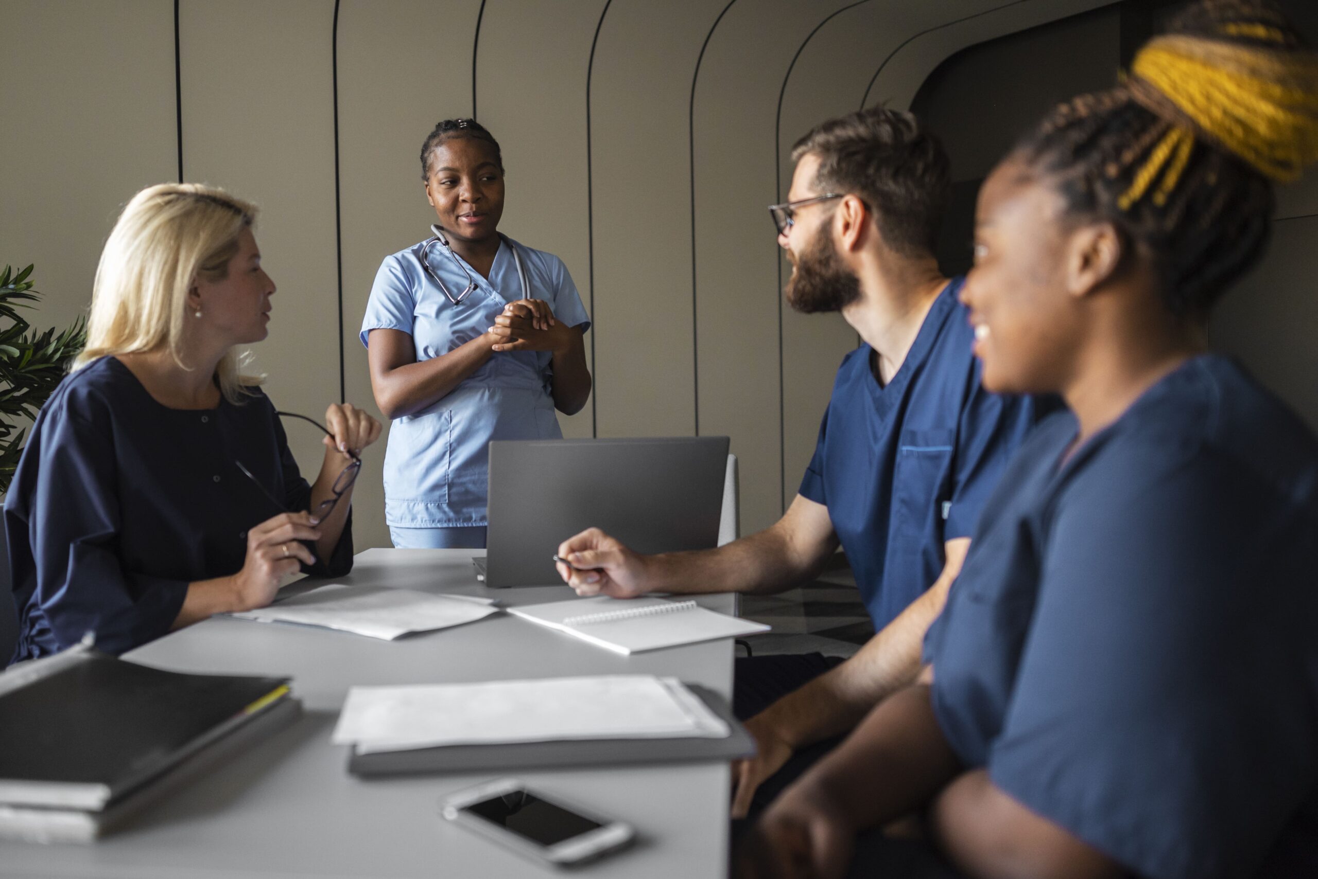 médicos realizando a gestão de projetos em saúde