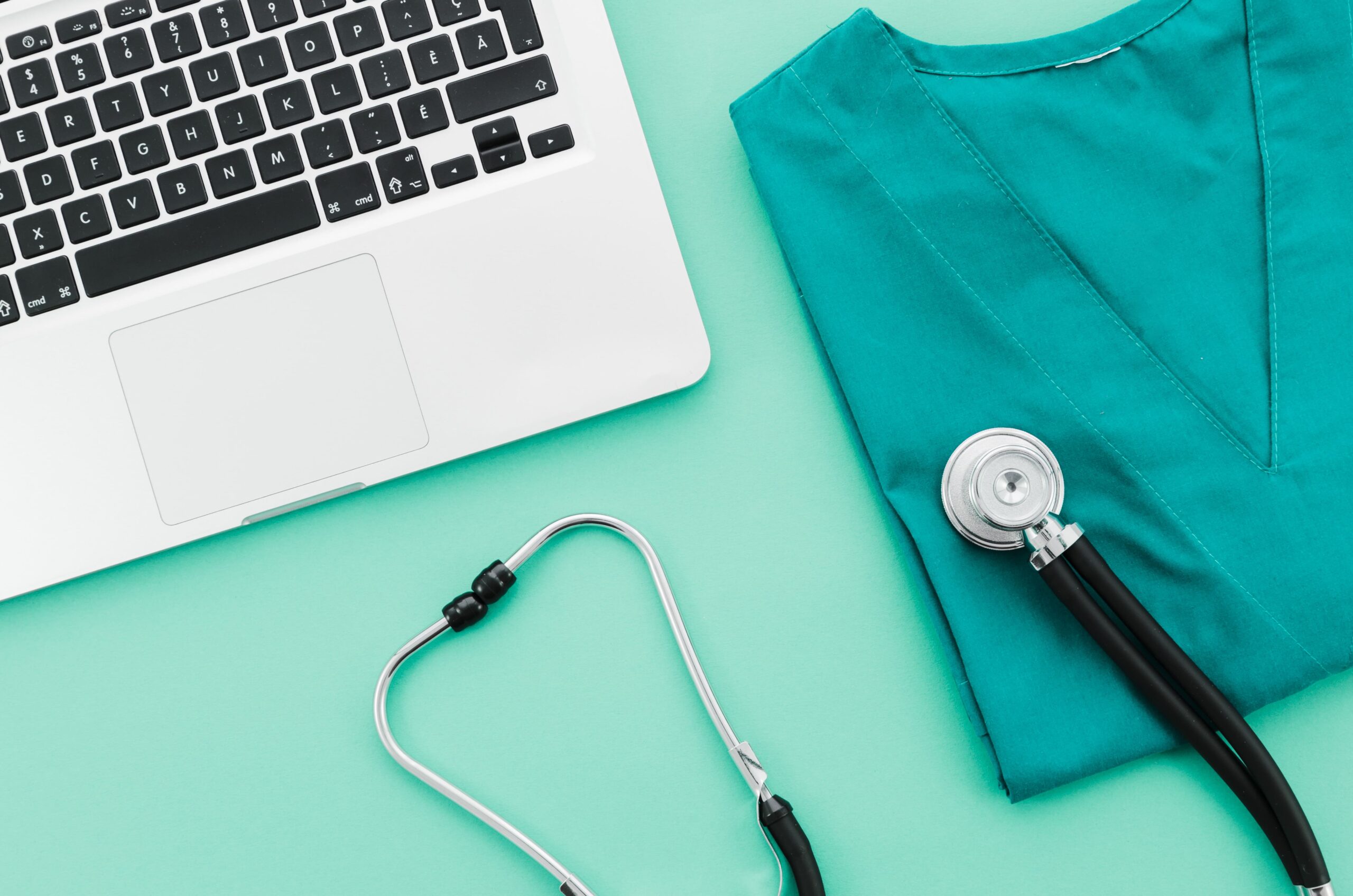 computador e estetoscópio representando o impacto do marketing médico