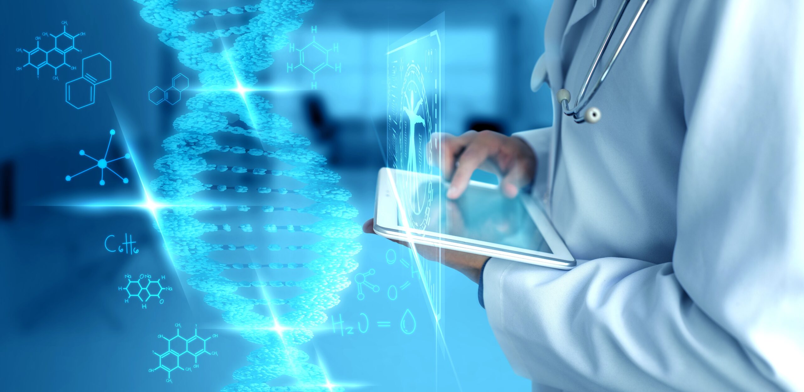 médico segurando um tablet e analisando uma faixa de DNA