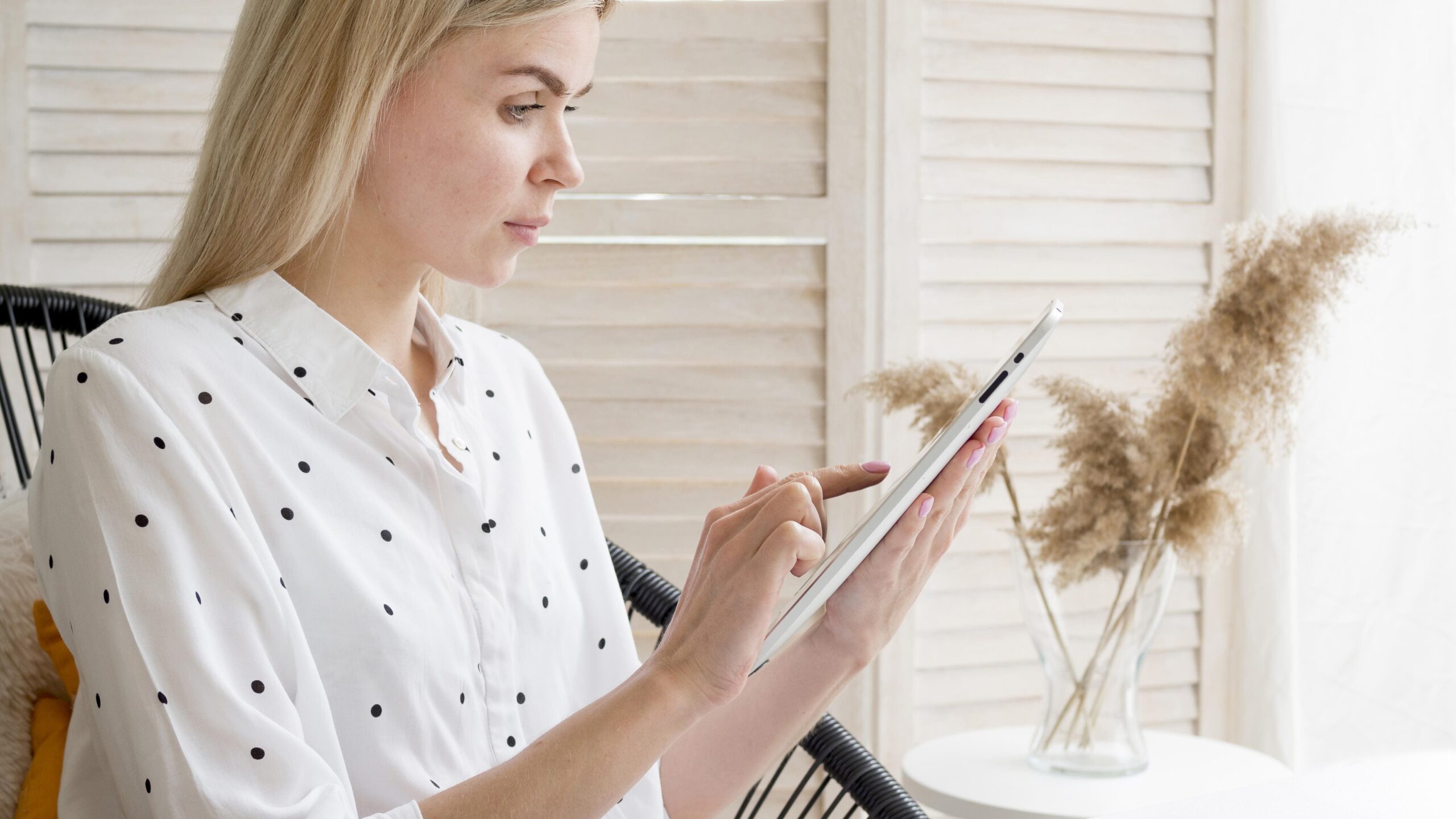 esteticista usando uma agenda online no tablet