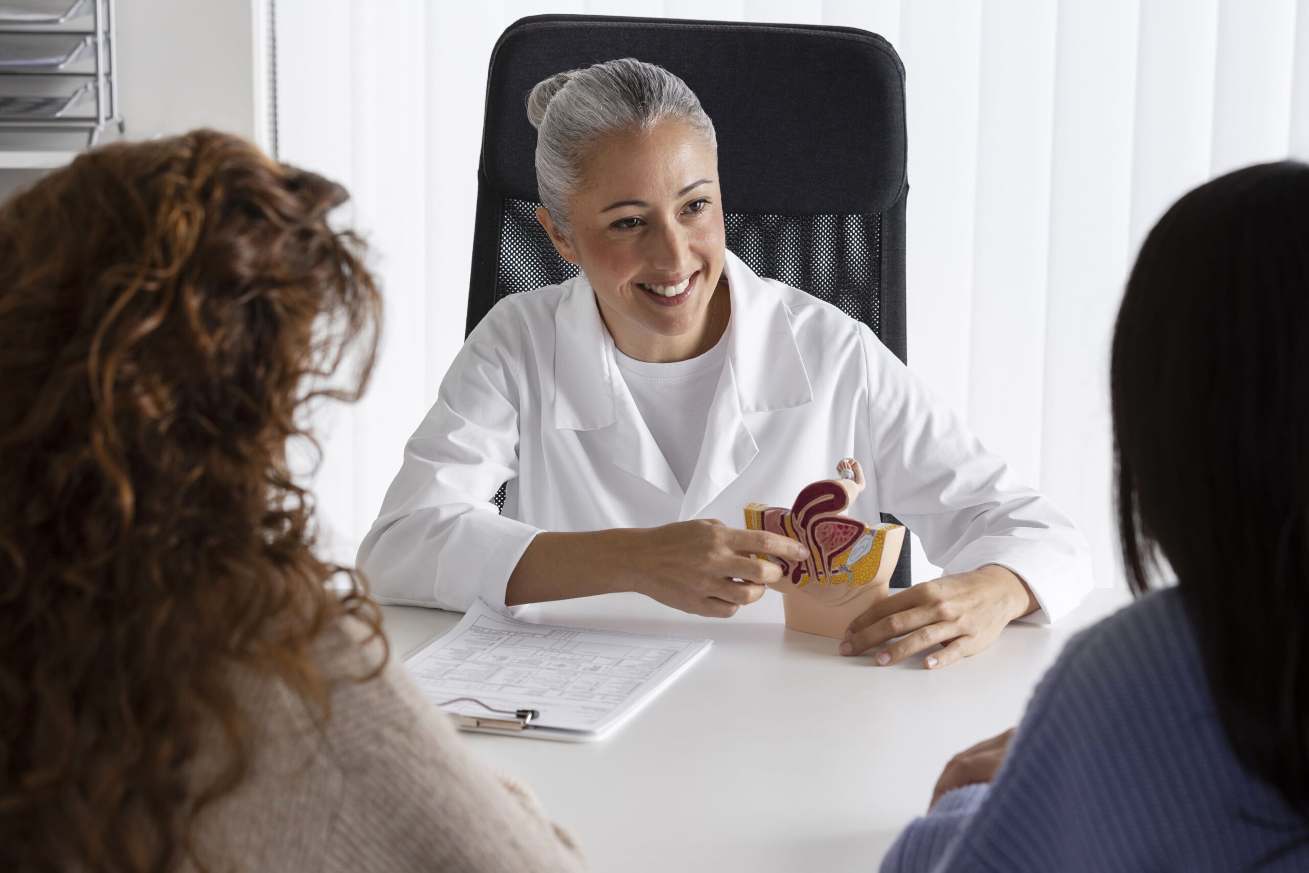 médica praticando o empoderamento do paciente