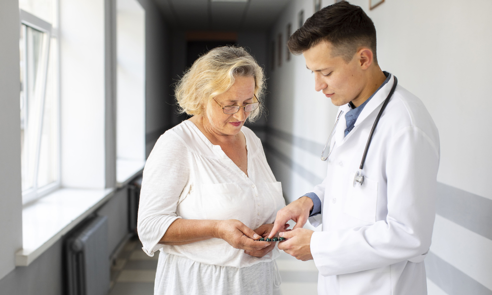 médico fazendo um mapeamento da jornada do paciente