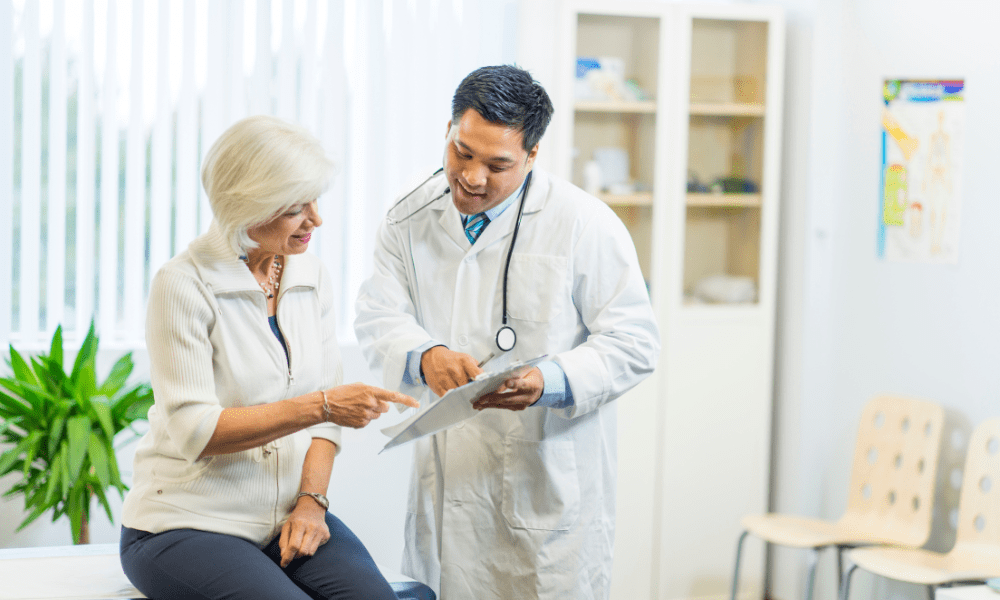 médico garantindo o direito à consulta de retorno