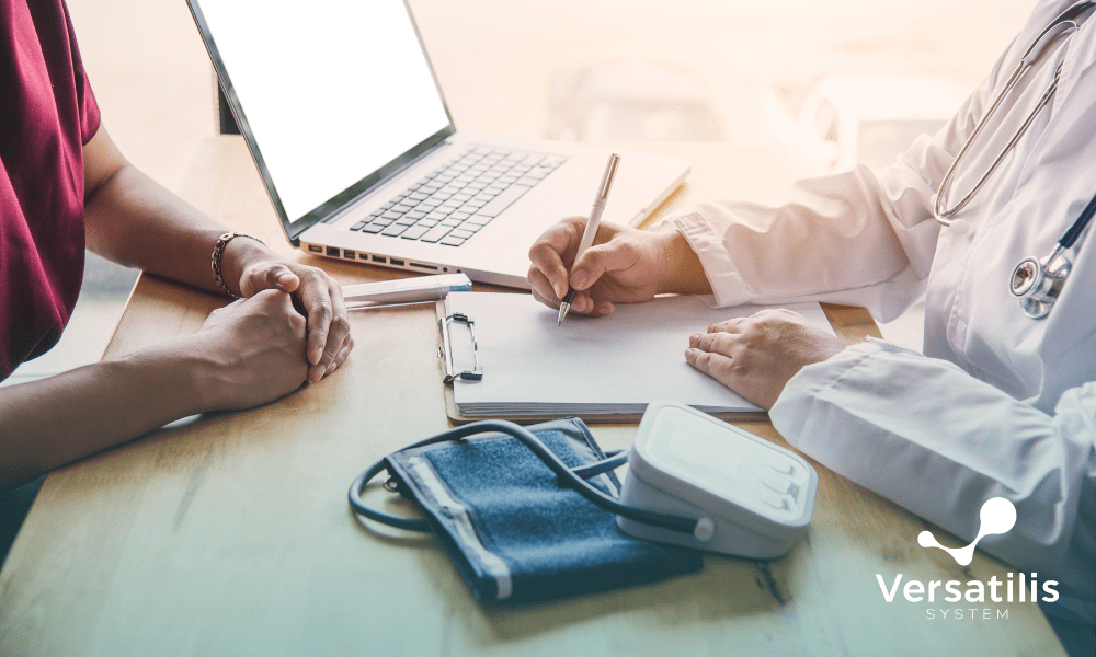 médico praticando a interconsulta no sus