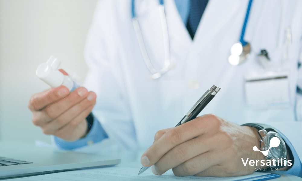 médico emitindo uma receita branca com controle especial
