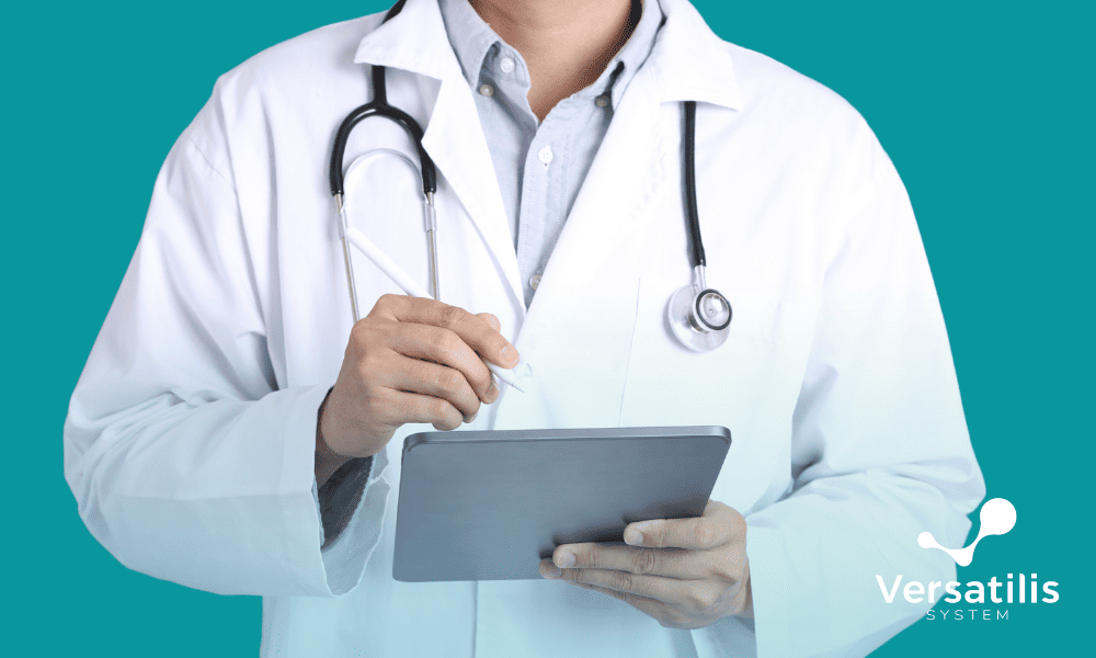 medico com tablet na mão emitindo um ASO