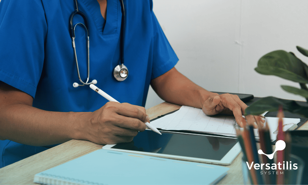 médico utilizando o prontuário eletrônico