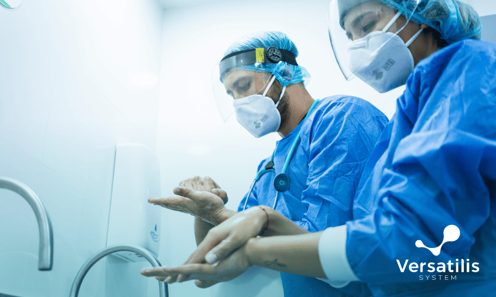 médicos usando EPIs